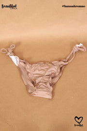 Bas de bikini beige à bordures dorées et volants Bumbum Ipanema